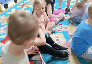 Dzieci oglądają dyplomy i medale.