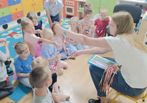 Dzieci oglądają dyplomy i medale.
