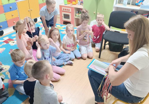 Dzieci oglądają dyplomy i medale.