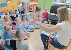 Dzieci oglądają dyplomy i medale.