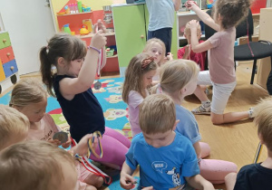 Dzieci oglądają dyplomy i medale.