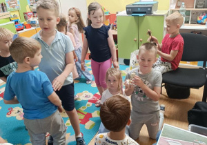 Dzieci oglądają dyplomy i medale.