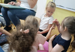 Dzieci oglądają dyplomy i medale.