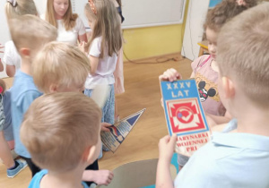 Dzieci oglądają trofea dziadka Mikołaja.