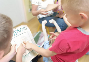 Dzieci oglądają trofea dziadka Mikołaja.