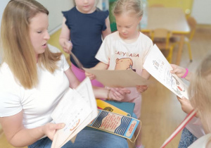 Dzieci oglądają trofea dziadka Mikołaja.