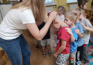 Pani wręcza dzieciom medale.