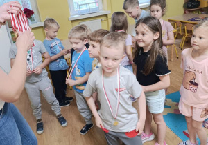 Pani wręcza dzieciom medale.