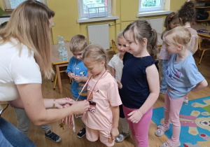 Pani wręcza dzieciom medale.