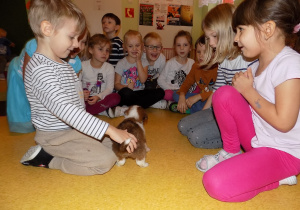 Dzieci bawią się ze szczeniaczkiem