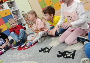 dzieci podczas zajęć matematycznych