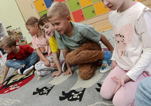 dzieci podczas zajęć matematycznych