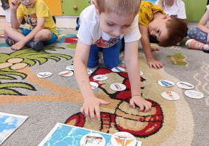 Dzieci podczas zajęć matematycznych