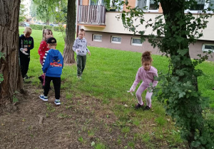 Dzieci podczas skacji Sprzątania Świata.