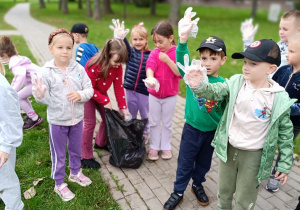 Dzieci podczas skacji Sprzątania Świata.