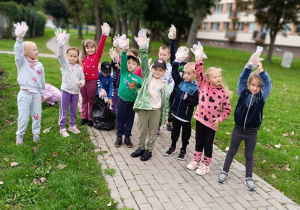 Dzieci podczas skacji Sprzątania Świata.
