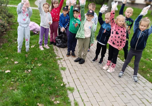 Dzieci podczas skacji Sprzątania Świata.