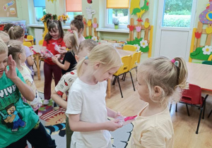 Zosia przyjmuje upominek urodzinowy od Michasi.