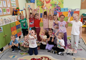 Wspólne zdjęci dzieci z upominkami od Michasi.