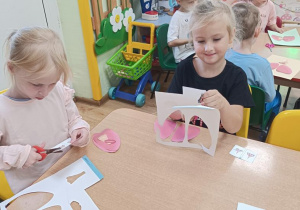 Dzieci wykonują model płuc.