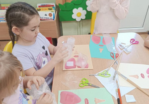 Dzieci wykonują model płuc.
