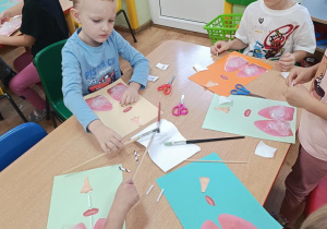 Dzieci wykonują model płuc.