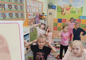 Zabawa ruchowa utrwalająca części ciała.