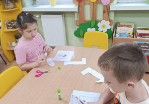 Dzieci wycinają i dopasowują części ciała.