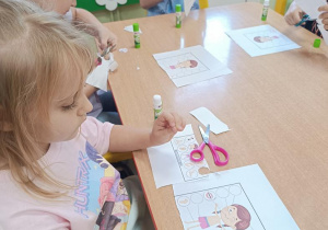 Dzieci wycinają i dopasowują części ciała.