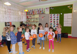 Dzieci biorą udział w zajęciach z Akademii Reissa