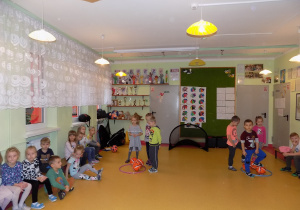 Dzieci biorą udział w zajęciach z Akademii Reissa