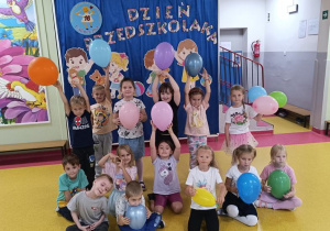 Wspólne zdjęcie na tle dekoracji.