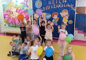 Wspólne zdjęcie na tle dekoracji.