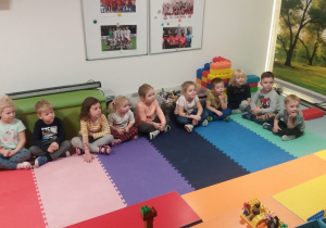 Dzieci na matach w sali klocków lego