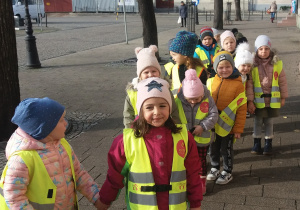 Zmęczone, ale zadowolone dzieci w drodze do przedszkola