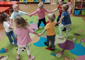 Dzieci tańczą do utworów z repertuaru dziecięcego