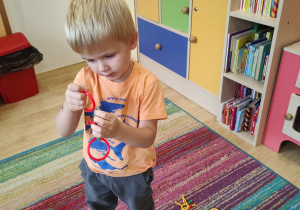 Tobiaszek buduje swój helikopter