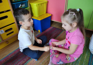 Tymek i Maja bawią się w "Podajemy kropki"