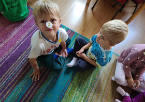Jasio i Tobiasz bawią się w "Podajemy kropki"