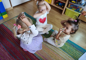Marysia, Lilianka i Anielka bawią się w "Podajemy kropki"