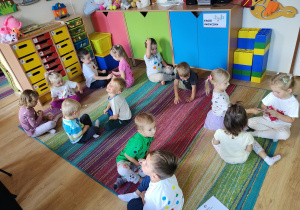 Dzieci bawią się w "Podajemy kropki"