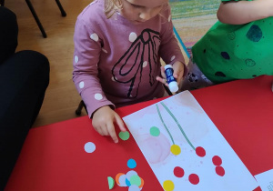 Łucja wykonuje pracę plastyczną