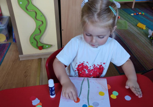 Lili wykonuje pracę plastyczną