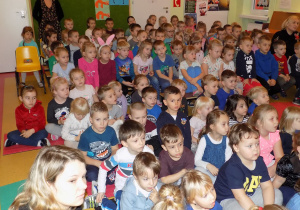 Dzieci uważnie słuchają występu solistki Justyny Kopiszki