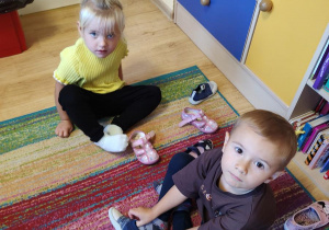 Hania i Olek ćwiczą samodzielne ubieranie butów