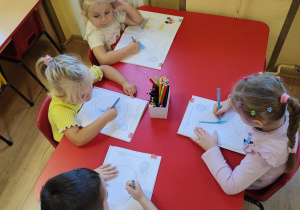 Lilianka, Hania, Tymek i Maja wykonują kartę pracy