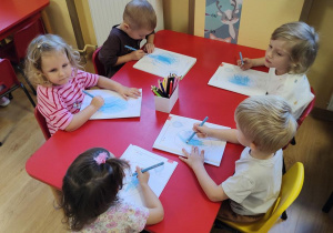 Dzieci wykonują karty pracy