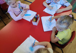 Dzieci wykonują karty pracy