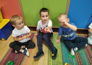 Olek, Tymek i Paweł robią kulki z bibuły
