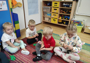 Lilianka, Hania, Tobiasz i Maja robią kulki z bibuły